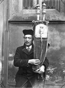 Der j&uuml;dische Gemeindediener Moritz Mainz mit Thorarolle 1917